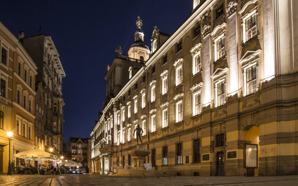 Gmach główny Uniwersytetu Wrocławskiego w nocy.